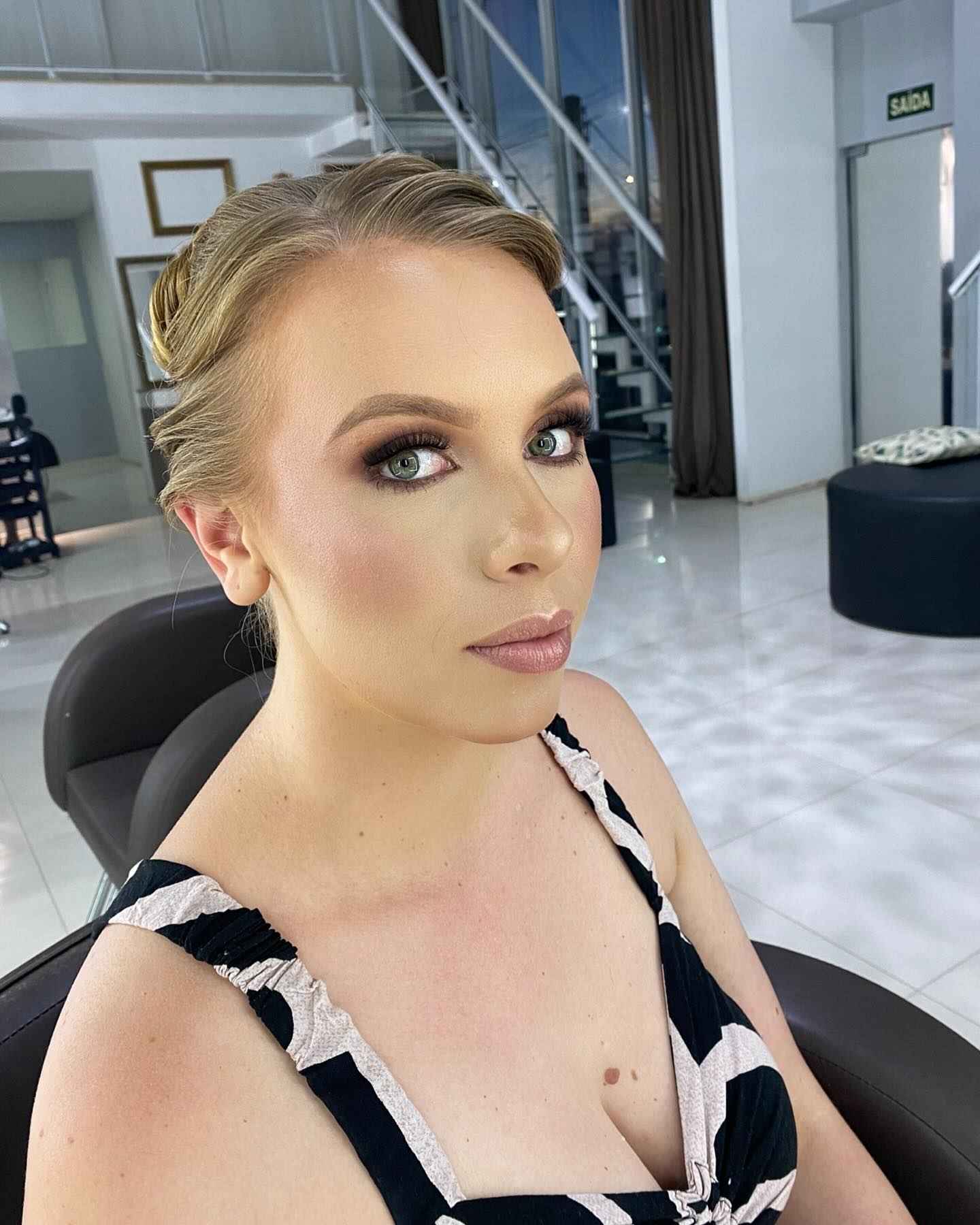 Maquiagem e Penteados