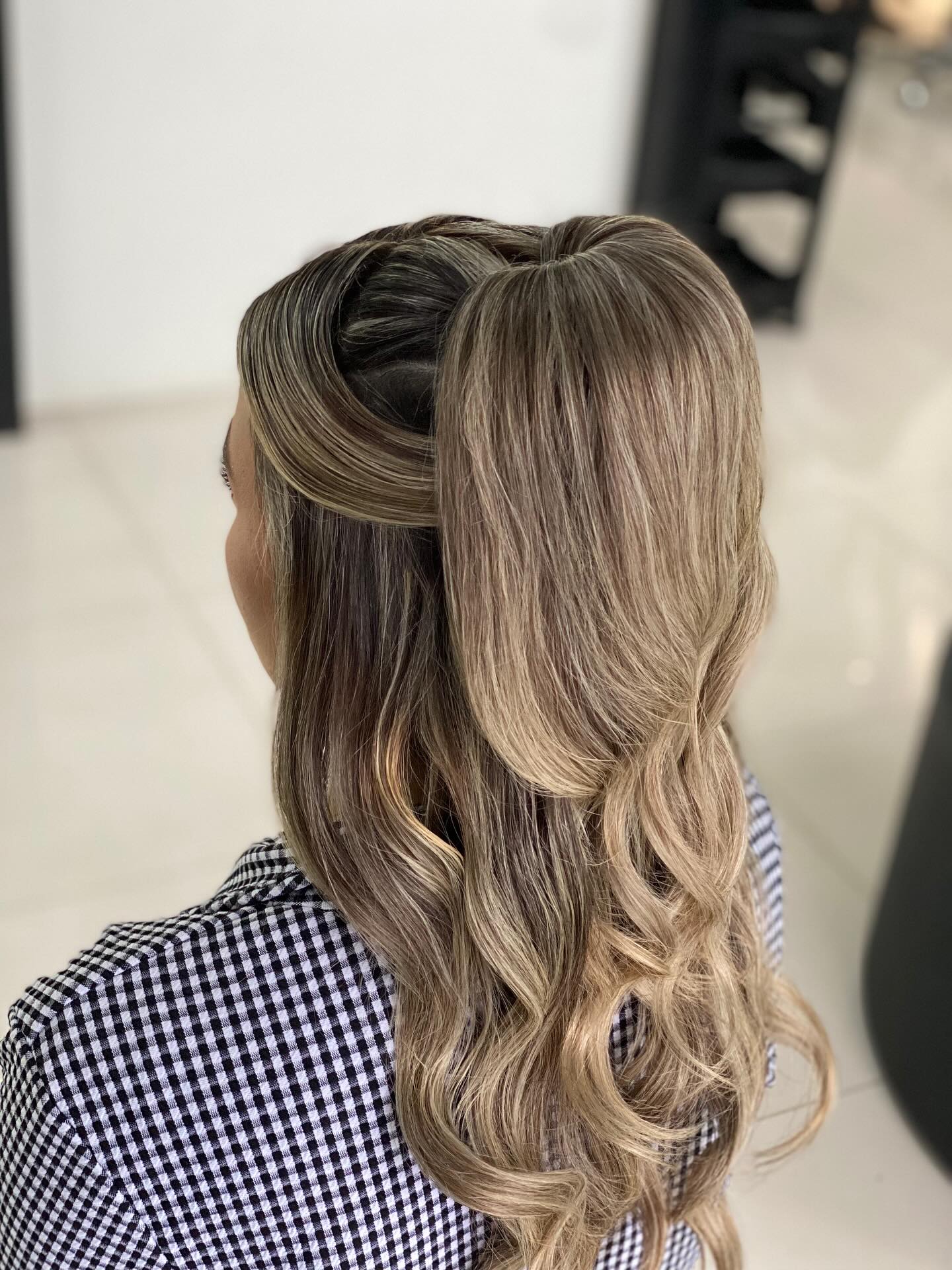 Maquiagem e Penteados