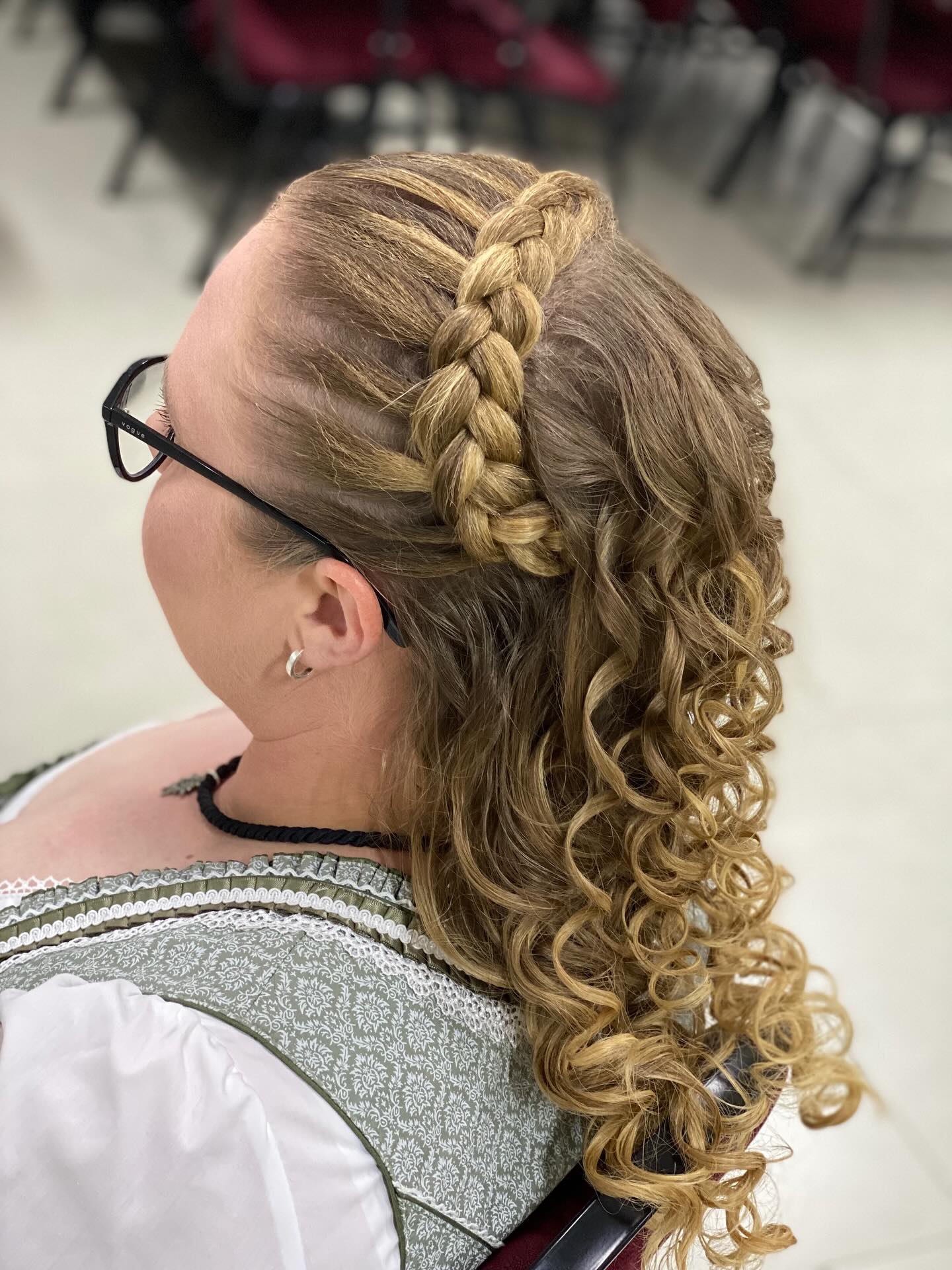 Maquiagem e Penteados