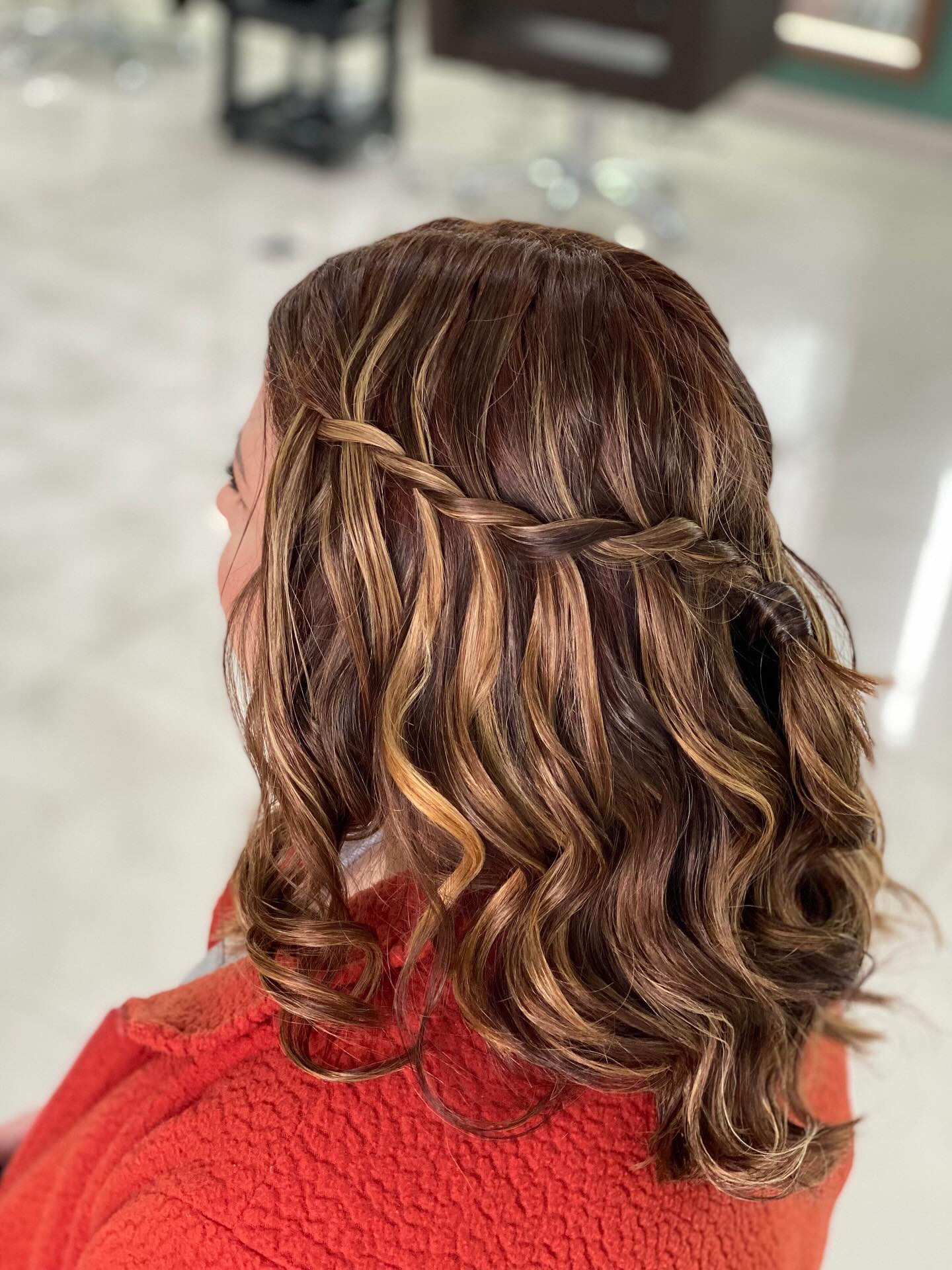 Maquiagem e Penteados