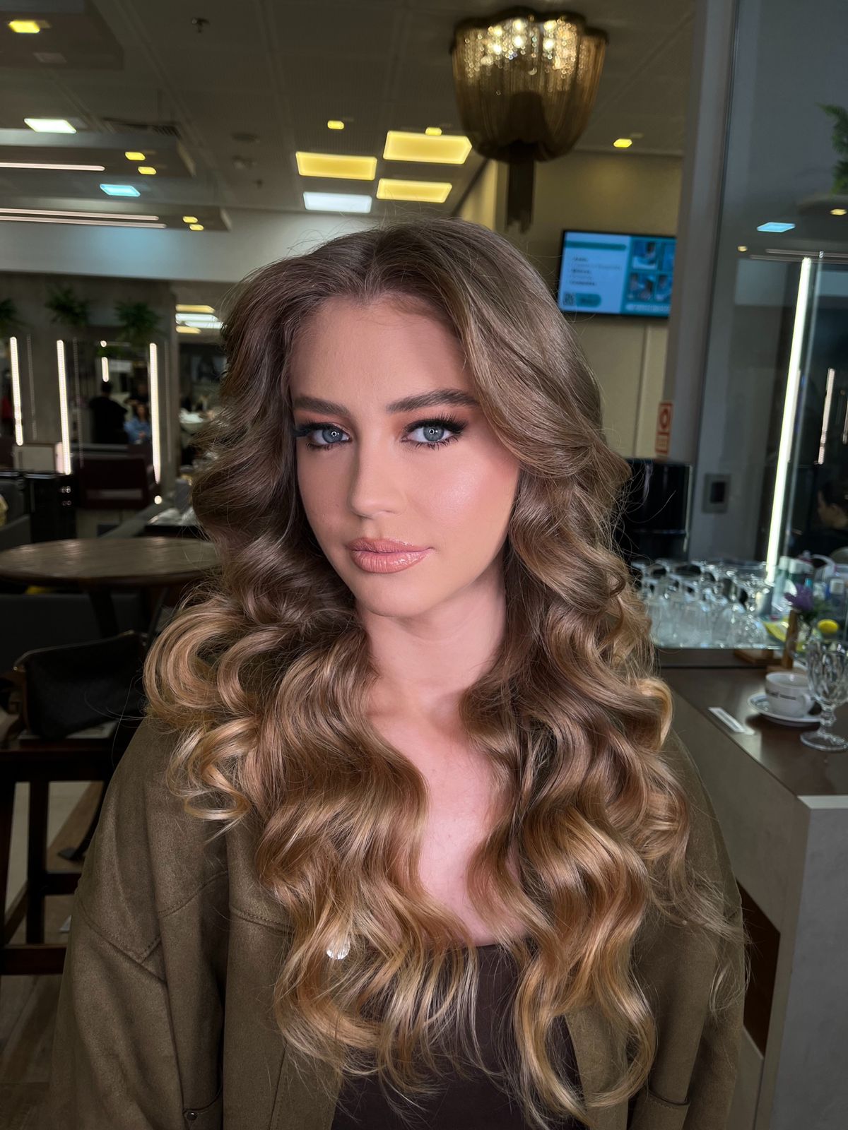 Maquiagem e Penteados